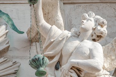 Venedik, İtalya - 27 Eylül 2019: kanatları ve ışığı olan güzel bir melek. Chiesa di Santa Maria Assunta Kilisesi, kutsal ortaçağ sanatıyla Barok Katolik Kilisesi