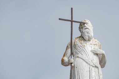 Venedik, İtalya - 27 Eylül 2019: Chiesa di Santa Maria della Visitazione Kilisesi 'nde haçlı ve aslanlı bir rahibin tarihi çatı heykeli