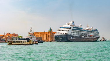 Venedik, İtalya 27 Eylül 2019 Büyük yolcu gemisi Azamara Pursuit. Meşgul Büyük Kanal, rıhtım ve ana limana bakın. Pahalı tekneleri ve yatları var.