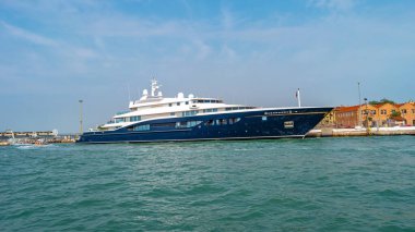 Venedik, İtalya 27 Eylül 2019 Büyük yolcu gemisi Azamara Pursuit. Meşgul Büyük Kanal, rıhtım ve ana limana bakın. Pahalı tekneleri ve yatları var.