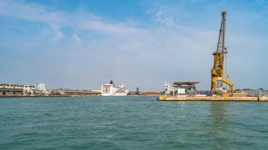 Venedik, İtalya 27 Eylül 2019 Büyük yolcu gemisi Azamara Pursuit. Meşgul Büyük Kanal, rıhtım ve ana limana bakın. Pahalı tekneleri ve yatları var.