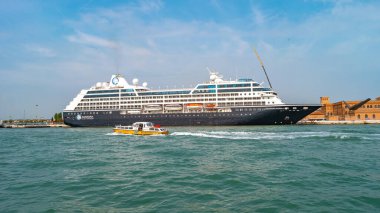 Venedik, İtalya 27 Eylül 2019 Büyük yolcu gemisi Azamara Pursuit. Meşgul Büyük Kanal, rıhtım ve ana limana bakın. Pahalı tekneleri ve yatları var.