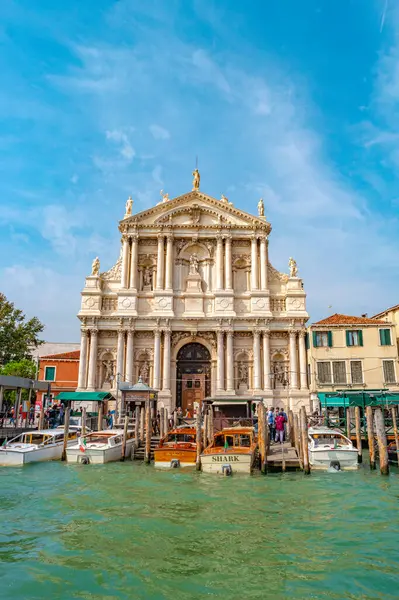 Venedik, İtalya 27 Eylül 2019 Meşgul Büyük Kanal 'ın üzerinde Santa Maria della Salute Bazilikası ve tarihi merkez yakınlarında birçok tekneyle birlikte