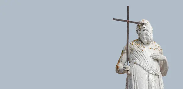 stock image Venice, Italy - September 27, 2019: Banner with ancient roof statue of a priest with cross and lion at Chiesa di Santa Maria della Visitazione Church at sunny day and blue sky with copy space