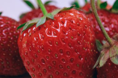 Taze olgun çilekler beyaz üzerine. Yakın plan. Makro.