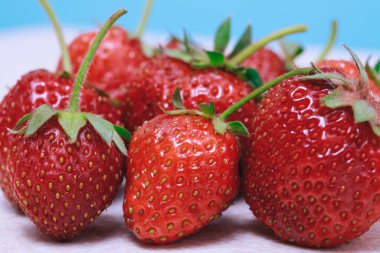 Mavi arka planda taze olgun çilekler. Yakın plan. Makro.