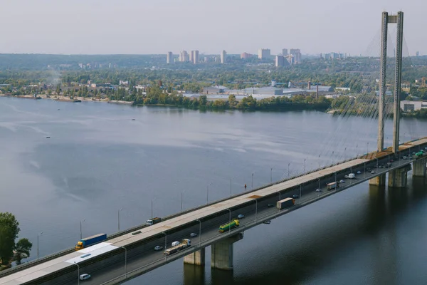 前景に市橋 背景に市地区と川の空中ビュー — ストック写真