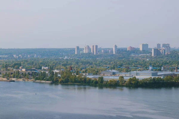 Luftaufnahme Des Flusses Mit Stadtfabrik Vordergrund Und Stadtteilen Hintergrund — Stockfoto