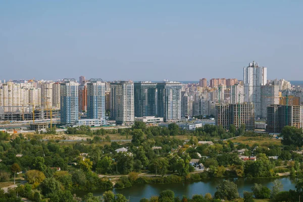 城市的空中景观在一天的时间 绿湖在前景中 城市摩天大楼以城区为背景 — 图库照片