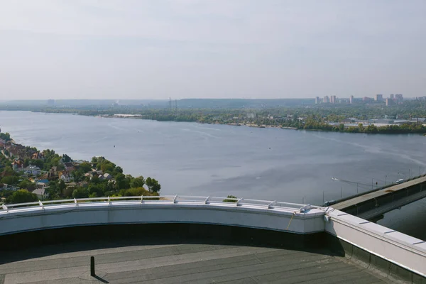 高層ビルの上からの川と街の景色 — ストック写真