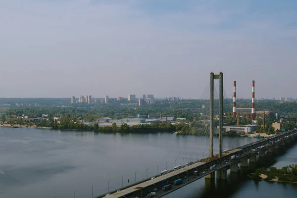 Αεροφωτογραφία Του Ποταμού Γέφυρα Της Πόλης Στο Προσκήνιο Και Συνοικίες — Φωτογραφία Αρχείου