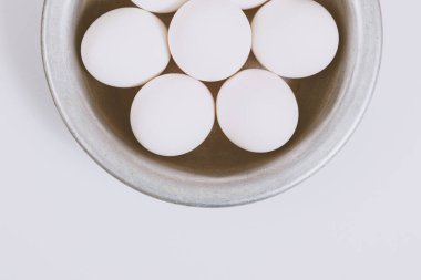 Metal kasede beyaz yumurtalar. Yaklaş, seçici odaklanma. Kavram sahnesi. 