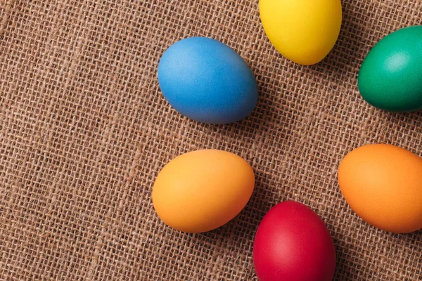 Bemalte Eier Bunte Ostereier Auf Sacktuch Draufsicht Selektiver Fokus — Stockfoto