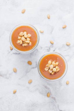 Masada tuzlu fıstıkla süslenmiş karamelli cam kavanozlar. Üst görünüm.