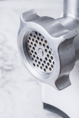 Fotokopi alanı olan et öğütücüsü beyaz arkaplanda yakın plan.