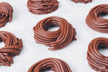 Kurabiyeler için kakao hamuru, daire şeklinde hamur ya da parşömen kağıdının üzerinde yuva. Pişirme işlemi hazırlanıyor. 