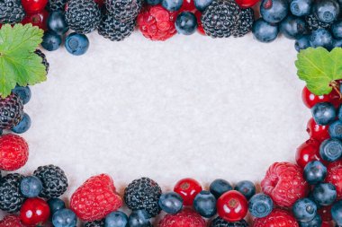 Çerçevesi kırmızı ve siyah ahududu, yaban mersini ve kırmızı frenk üzümünden yapılmış. Ortasında fotokopi alanı var. Yakın çekim..