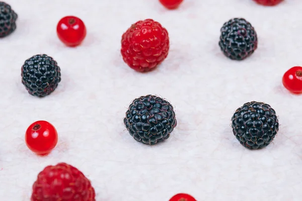 Açık Dokulu Masada Çeşitli Taze Meyveler Kırmızı Siyah Ahududu Kırmızı — Stok fotoğraf