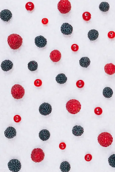 各种新鲜的浆果在轻柔质感的桌子上 顶部视图 红黑莓红醋栗红醋栗模式 特写镜头 — 图库照片