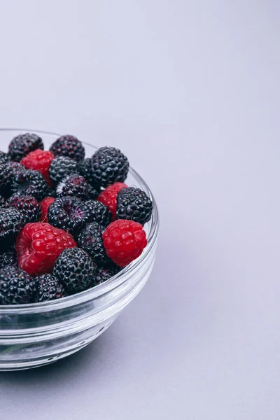 Close Glass Bowl Red Black Raspberries Gray Background Macro Shot — Stock Photo, Image