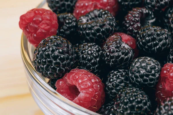 Close Glass Bowl Red Black Raspberries Macro Shot — Stock Photo, Image
