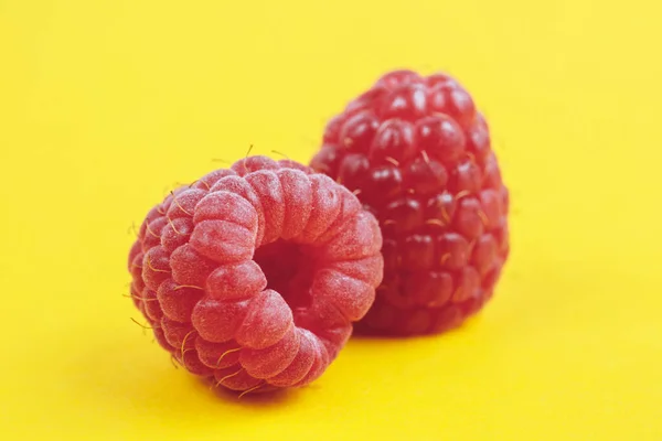 Fresh Ripe Sweet Raspberries Yellow Background Red Raspberries Macro Shot — Stock Photo, Image