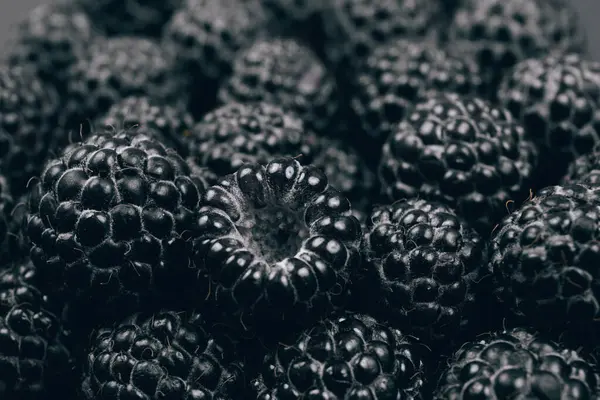 黑色覆盆子特写 宏观射击 新鲜成熟和甜甜的覆盆子 — 图库照片