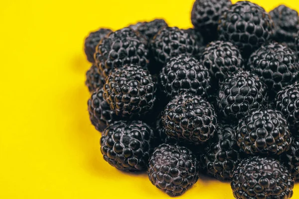 Heap Fresh Ripe Sweet Raspberries Yellow Background Black Raspberries Macro — Stock Photo, Image