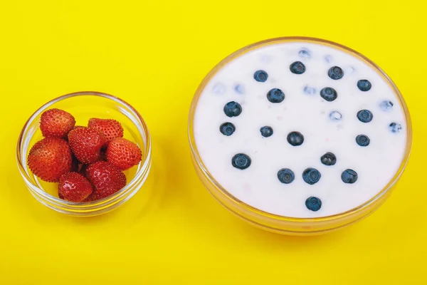 Skleněná Miska Jogurtu Čerstvými Borůvkami Miska Jahodami Žlutém Pozadí — Stock fotografie