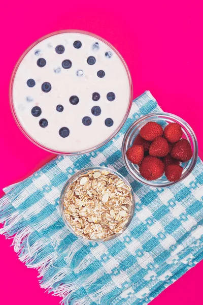 Glass Bowl Yogurt Fresh Blueberries Bowl Strawberries Bowl Cereals Pink — Fotografia de Stock