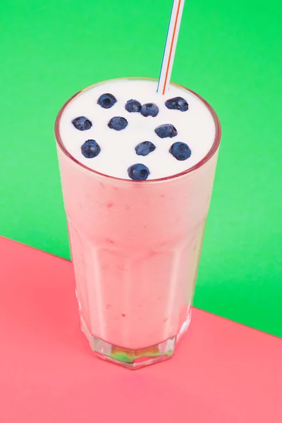 Glass Cold Milkshake Fresh Blueberries Top Drink Glass Straw Green — Fotografia de Stock