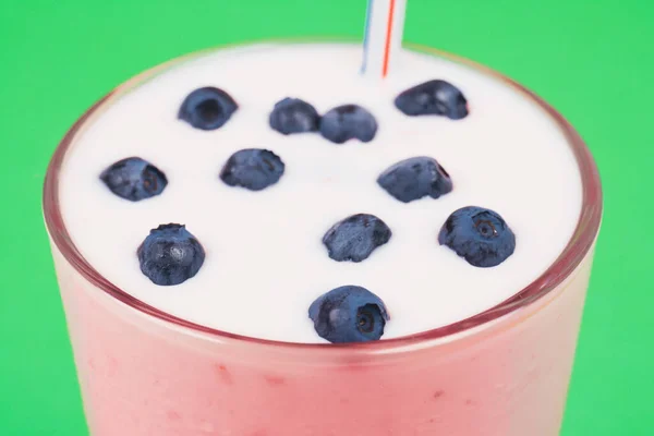 Glass Cold Milkshake Fresh Blueberries Top Drink Glass Straw Green — Stockfoto