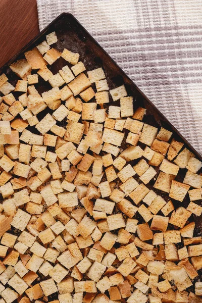 Pieces Roasted White Bread Baking Tray Tablecloth Close Delicious Croutons — Stock Photo, Image
