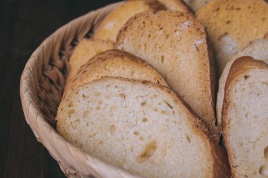 Lezzetli kızarmış ekmekler. Kızarmış beyaz ekmek parçaları. Dilimlenmiş ekmek yakın plan. Hasır sepette kızarmış ekmek.