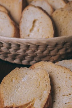 Lezzetli kızarmış ekmekler. Kızarmış beyaz ekmek parçaları. Dilimlenmiş ekmek yakın plan. Hasır sepette kızarmış ekmek.