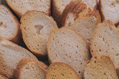 Lezzetli kızarmış ekmekler. Kızarmış beyaz ekmek parçaları. Makro atış. Dilimlenmiş ekmek.