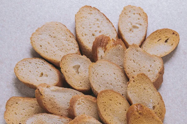 Lahodné Krutony Kousky Pečeného Bílého Chleba Krájený Chléb Stole Pohled — Stock fotografie