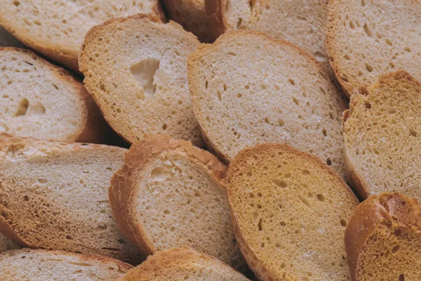 Lezzetli Kızarmış Ekmekler Kızarmış Beyaz Ekmek Parçaları Makro Atış Dilimlenmiş — Stok fotoğraf
