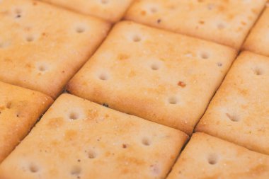 Lezzetli kareli krakerler, yakından. Makro çekim.