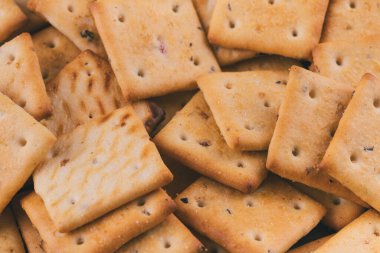 Lezzetli kare kraker yığını. Tuzlu krakerler yakın plan. Makro atış. Seçici odak.