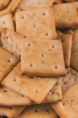 Lezzetli kare kraker yığını. Tuzlu krakerler yakın plan. Makro atış. Seçici odak.