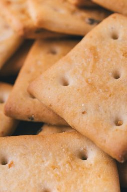 Lezzetli kare kraker yığını. Tuzlu krakerler yakın plan. Makro atış. Seçici odak.