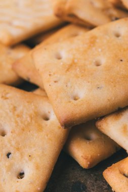 Lezzetli kare kraker yığını. Tuzlu krakerler yakın plan. Makro atış. Seçici odak.