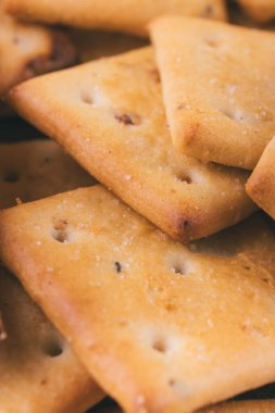 Lezzetli kare kraker yığını. Tuzlu krakerler yakın plan. Makro atış. Seçici odak.