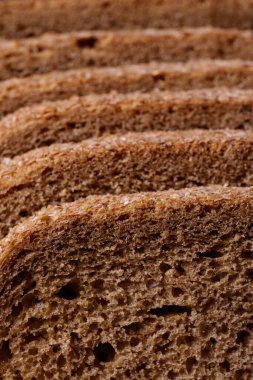 Kepek kaplamalı dilimlenmiş kahverengi ekmek. Makro çekim.