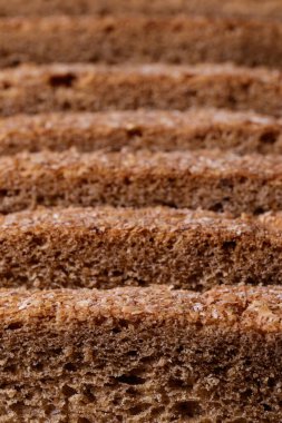 Kepek kaplamalı dilimlenmiş kahverengi ekmek. Makro çekim.