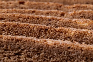 Kepek kaplamalı dilimlenmiş kahverengi ekmek. Makro çekim.