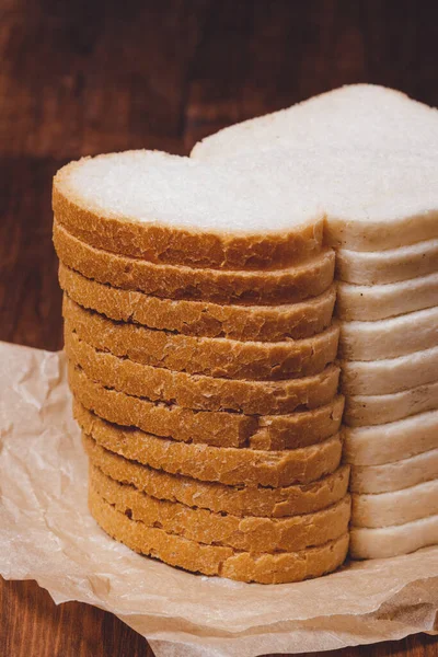 Pão Branco Fatiado Com Crosta Marrom Close Pergaminho Sobre Mesa — Fotografia de Stock