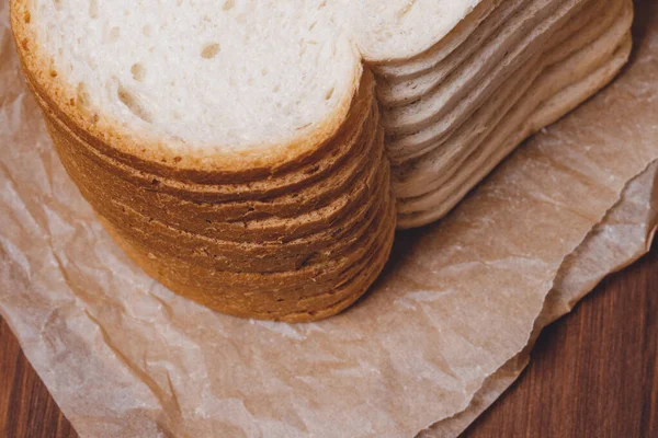 Κομμένο Άσπρο Ψωμί Καφέ Κρούστα Λαδόκολλα Στο Ξύλινο Τραπέζι Άνω — Φωτογραφία Αρχείου