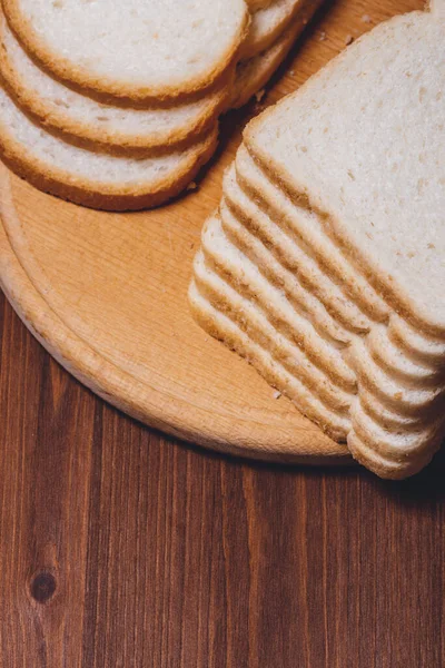 Pão Branco Fatiado Com Crosta Marrom Close Uma Tábua Madeira — Fotografia de Stock
